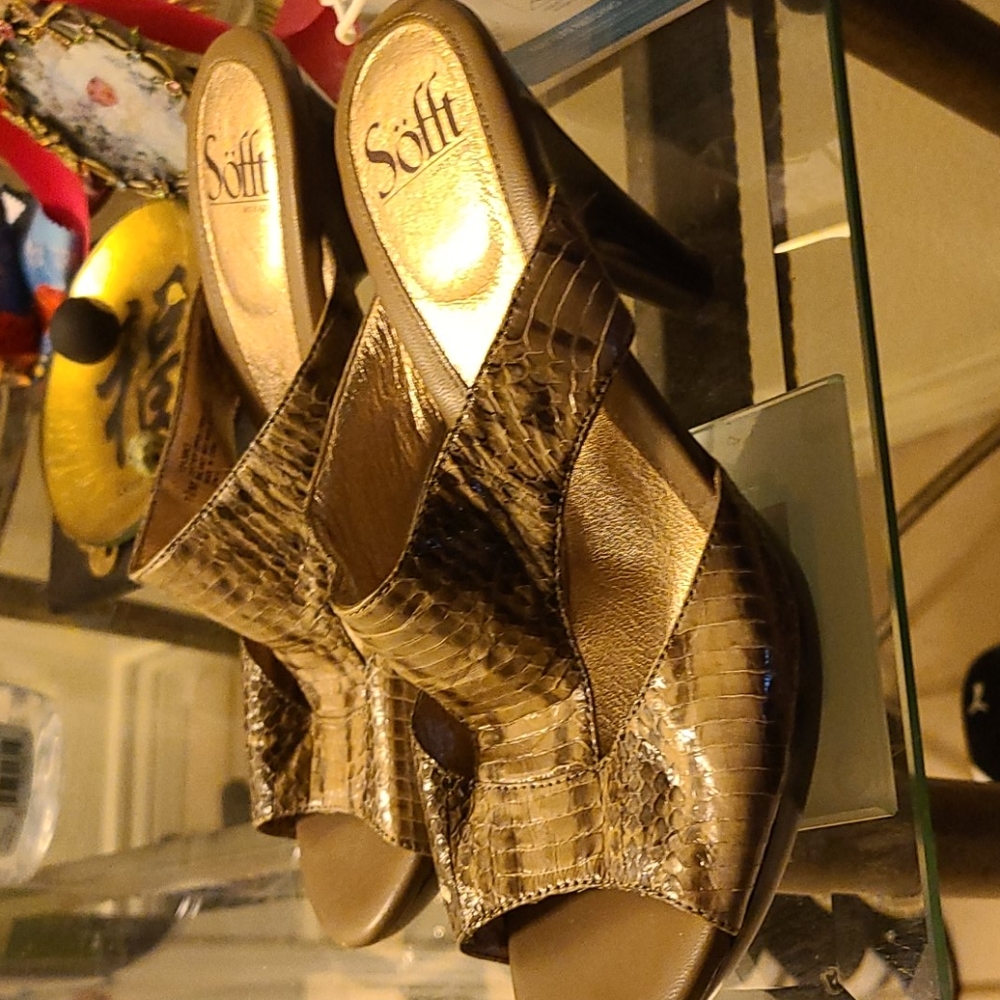 Shoes - Picture 2 of 3